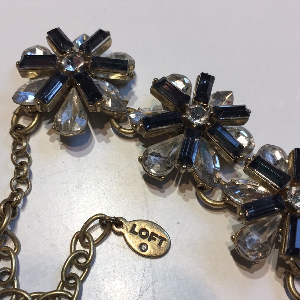 🥳 Loft Sparkly Flower Necklace (2/$10) - Picture 2 of 2
